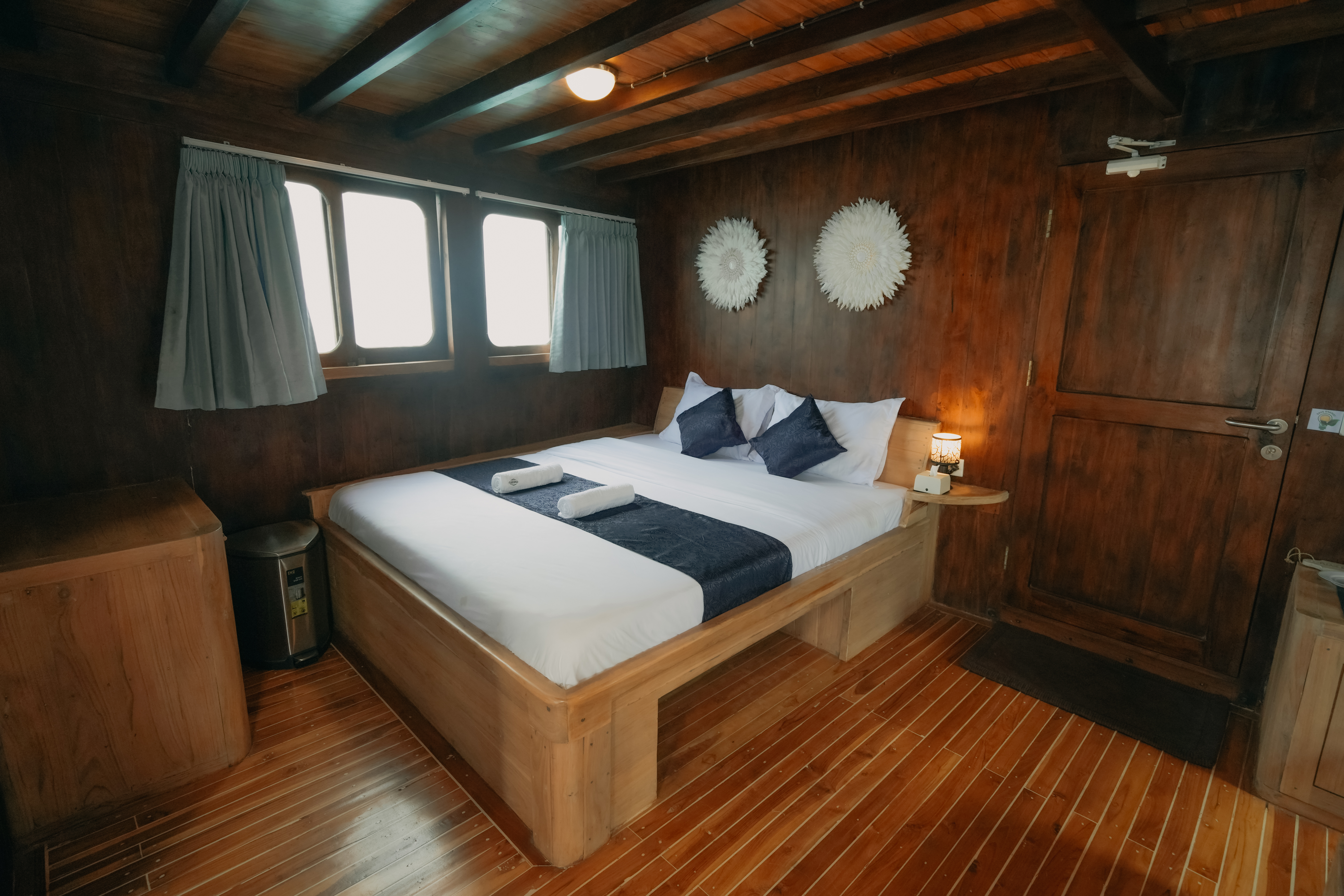 cabin-no-7_master-cabin_middle-deck_1.jpg